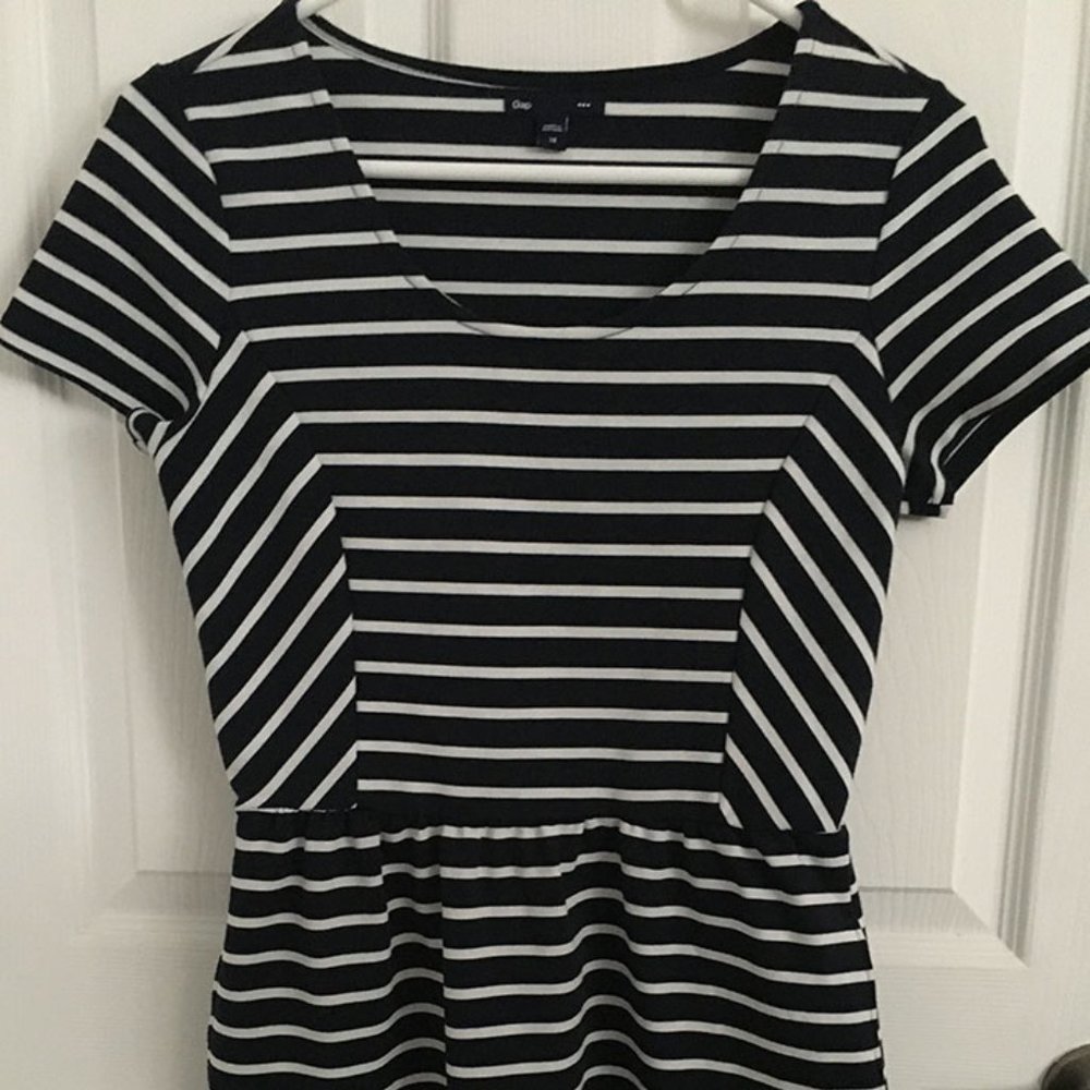 GAP navy short sleeve fit and flare dress w pocket